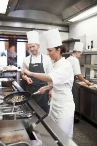 10 Bước Quan Trọng Để Đảm Bảo Vệ Sinh An Toàn Thực Phẩm Trong Nhà Hàng Buffet Của Bạn