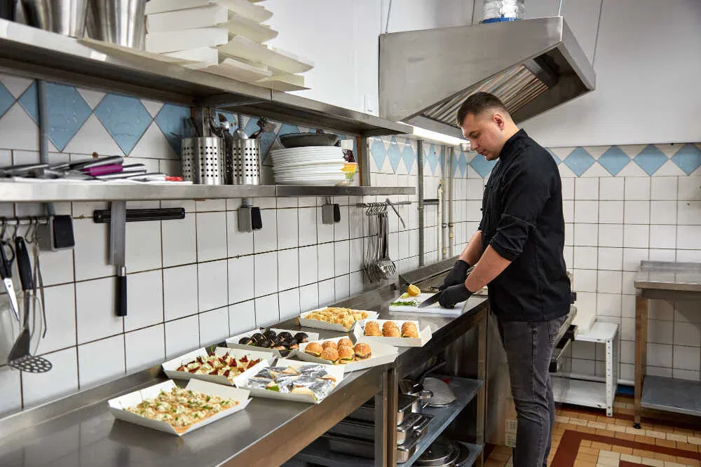 Vệ sinh dụng cụ nhà hàng buffet đúng cách để đảm bảo an toàn vệ sinh thực phẩm