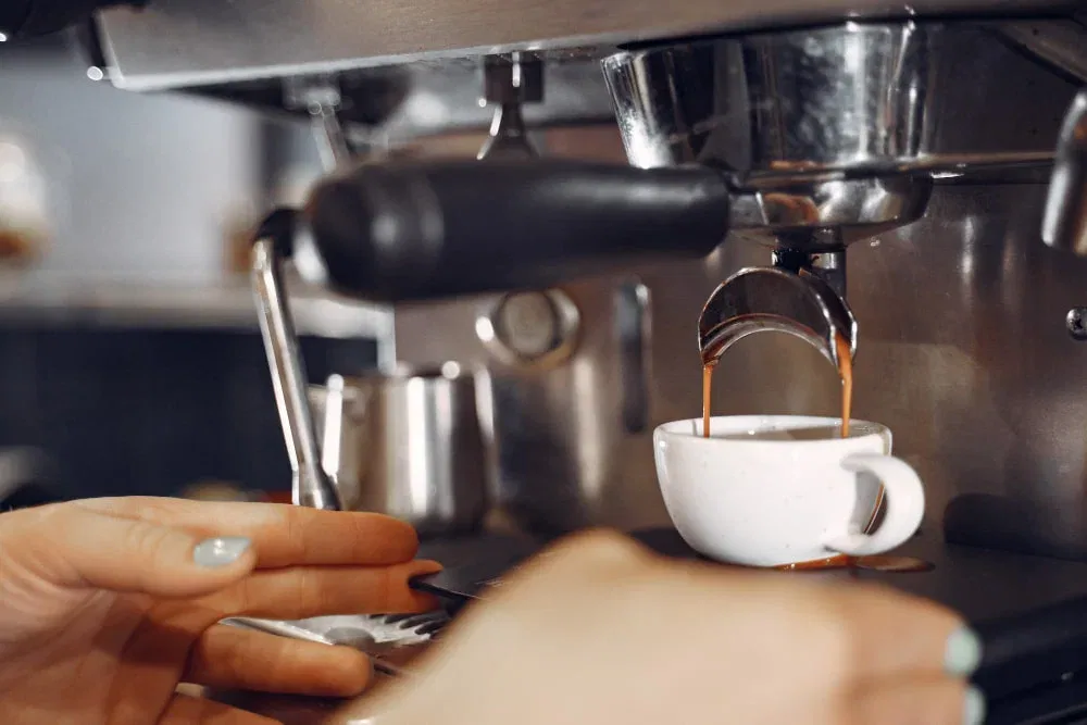 Những Phẩm Chất Của Một Barista Chuyên Nghiệp Pha Coffee Ý