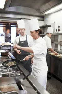 10 Bước Quan Trọng Để Đảm Bảo Vệ Sinh An Toàn Thực Phẩm Trong Nhà Hàng Buffet Của Bạn