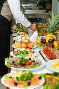 Vệ sinh dụng cụ nhà hàng buffet đúng cách để đảm bảo an toàn vệ sinh thực phẩm