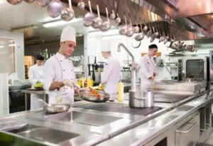 Vệ sinh dụng cụ nhà hàng buffet đúng cách để đảm bảo an toàn vệ sinh thực phẩm