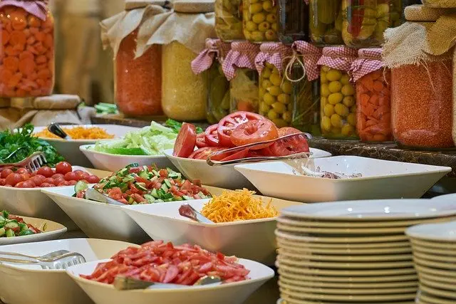 Làm thế nào để giữ cho khu vực trưng bày thực phẩm luôn sạch sẽ tại nhà hàng buffet?