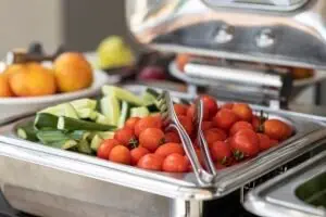Làm thế nào để nhân viên nhà hàng buffet hiểu rõ quy trình vệ sinh an toàn thực phẩm?