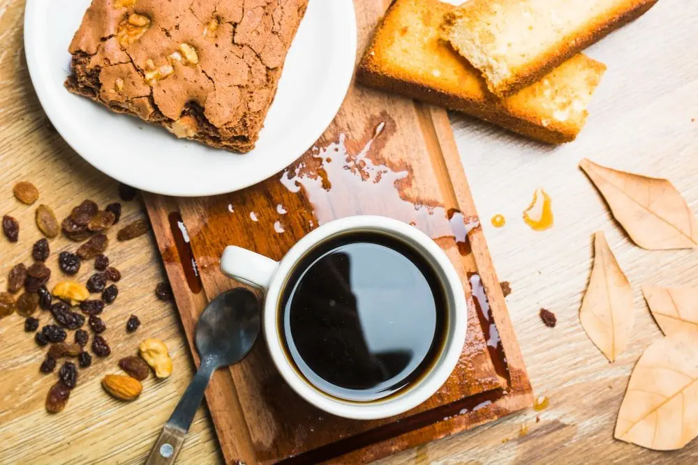 Những Món Ăn Nhẹ Nào Kết Hợp Hoàn Hảo Với Coffee Ý