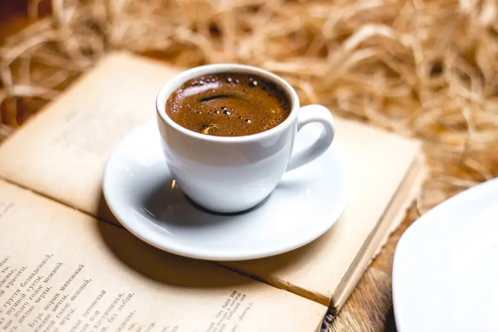 Cách Thưởng Thức Coffee Ý Với Chocolate Đen: Sự Kết Hợp Hoàn Hảo