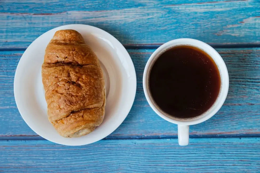 Cách Thưởng Thức Coffee Ý Với Bánh Croissant: Tinh Hoa Ẩm Thực Kiểu Ý Ngay Tại Nhà