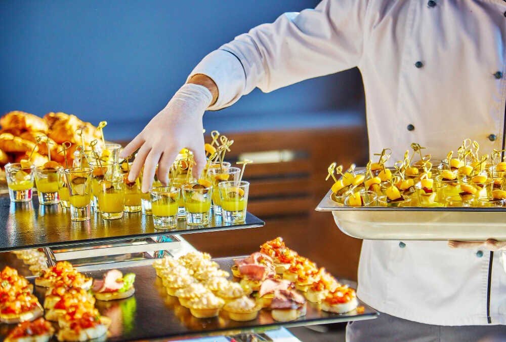 Làm thế nào để đảm bảo vệ sinh an toàn thực phẩm trong nhà hàng buffet?